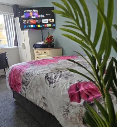 Stonnall Casa | A cosy room with a king-sized bed & Netflix TV