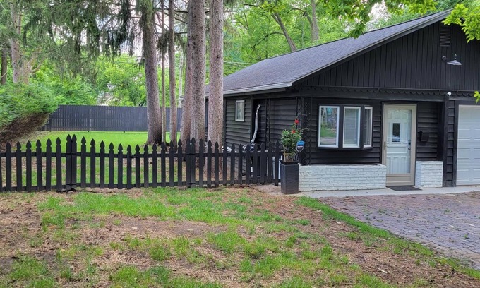 Sharon Heights Casa | A Couple's Urban Get-A-Way Bungalow Under The Pines