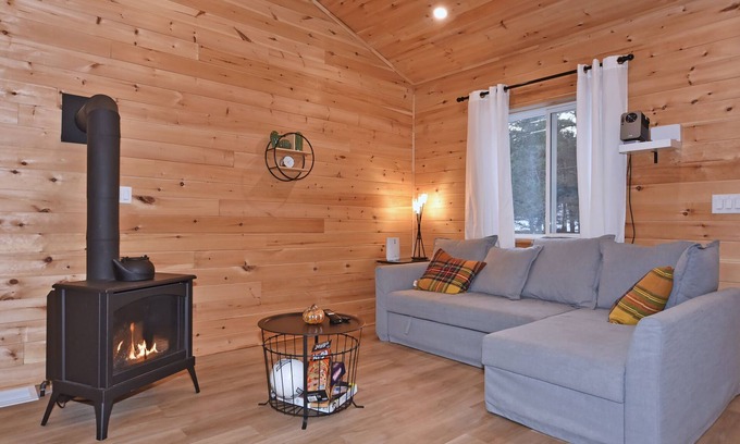 Hastings Highlands Cabina | A cozy getaway in Hastings Highlands!