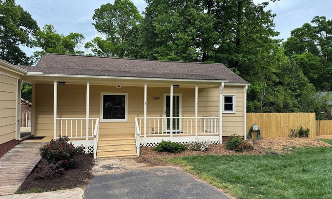Charlotte Casa | A cozy “Guest House” bungalow in charming Charlotte.