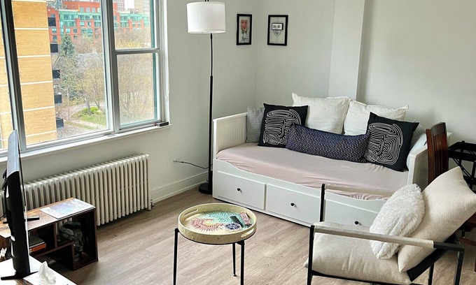 Midtown Toronto Apartamento | A Cozy Home Away From Home in Downtown Toronto!
