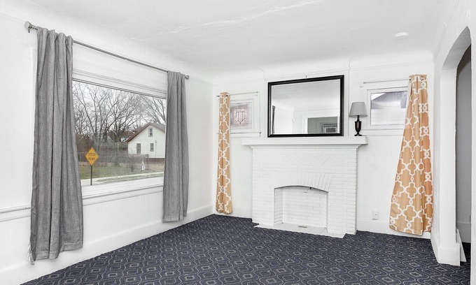 Detroit Casa | A Cozy Home with fireplace 10min from Downtown