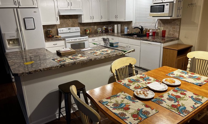 Heber Springs Casa | A cozy lake retreat with all the amenities and a fireplace.
