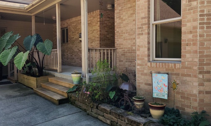 Rockville Casa | A Cozy, relaxing hideaway! 1/2 a mile from Billie Creek Covered Bridge.