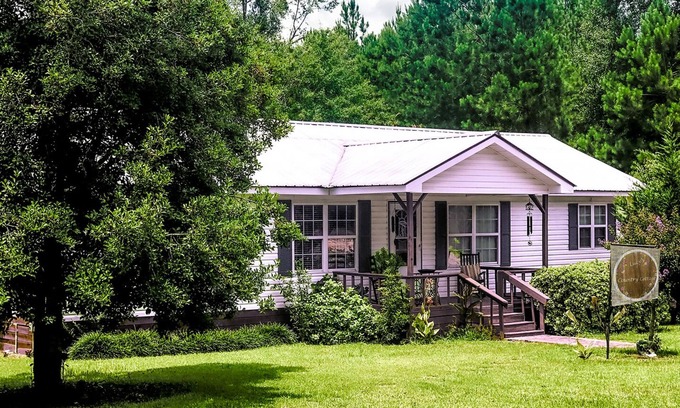 Metter Cabaña | A cozy, scenic country cottage in Metter, and near GSU and Savannah.