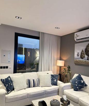 Al Hofuf Apartamento | A cozy two-bedroom apartment with a living room and a patio that inspires relaxation