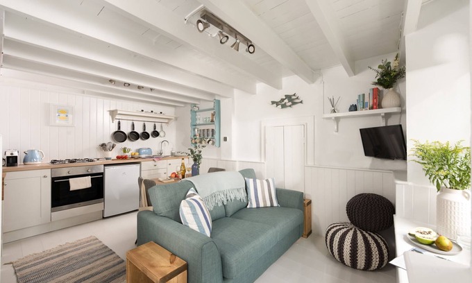 Newlyn Cabaña | A delightful character cottage for couples and their dogs in the heart of Newlyn in Cornwall