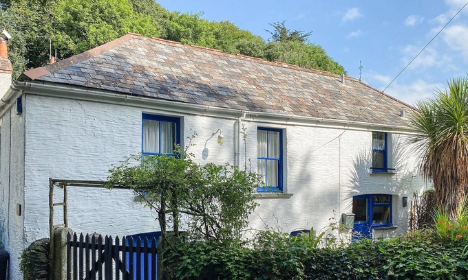 Little Petherick Cabaña | A delightful stone cottage with many original features, set within a peaceful Cornish village and cl
