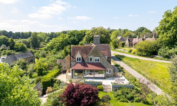 Lechlade Cabaña | A dog friendly Cotswolds cottage - Hillview