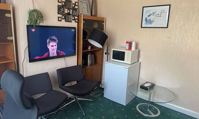 Slough Casa | A double ground floor room is available for a single individual.