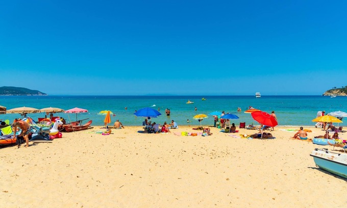 Biodola Apartamento | A pocos metros de la hermosa playa de arena de la Biodola, apartamento para 4 personas