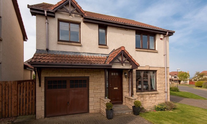 North Berwick Casa | A fabulous 4 bedroom detached house, with attractive garden and private parking.