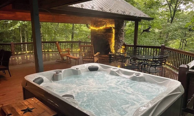 Wolf Laurel Casa | A fabulous 6 person hot tub located outside on the deck!