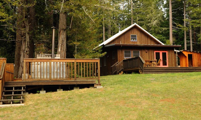 Point Arena Casa | Un destino familiar en el bosque con una casa de árbol artesanal y una corriente de aire vintage