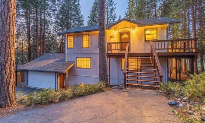 Phoenix Lake-Cedar Ridge Cabina | A family friendly cabin nestled in the Stanislaus National Forest