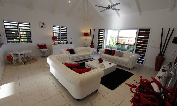 Port Vila Casa | Un alojamiento ideal para familias con magníficas vistas oceánicas.