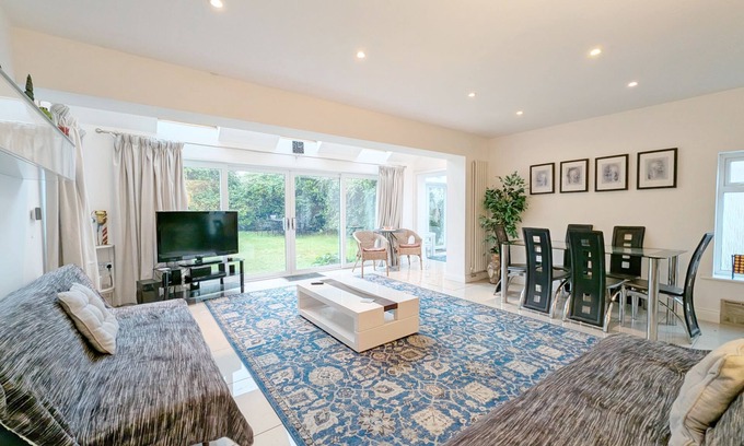 West Wittering Cabaña | A family house that sleeps 8 guests in 5 bedrooms