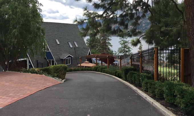 Central Okanagan Cabaña | A-Frame Cottage con excelentes vistas y piscina sobre el suelo
