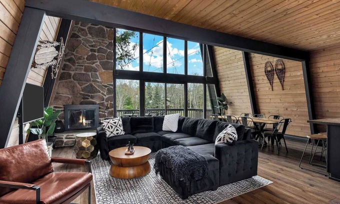 Hensonville Chalet De Esquí | This chalet is a 4 bedroom(s), 3 bathrooms, located in Hensonville, NY.