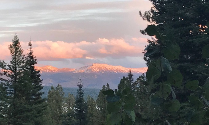 McCall Casa | Alpenglow A-frame: Un majestuoso escape de montaña.