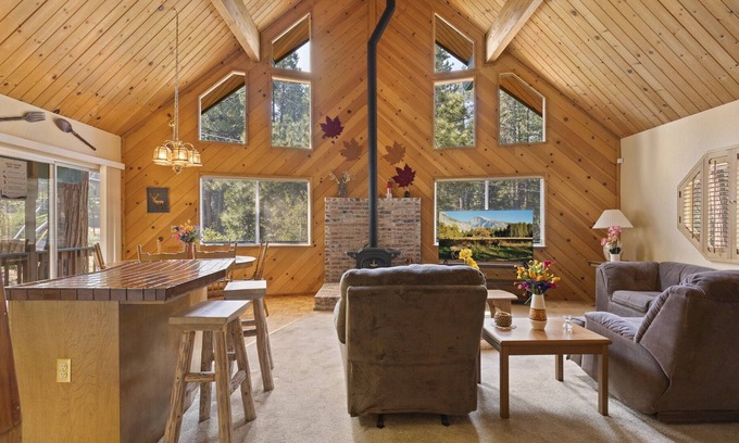 Arnold Chalet De Esquí | A-Frame Knotty Pine Chalet - Dogs Ok! Game Room with Pool Table, Basketball