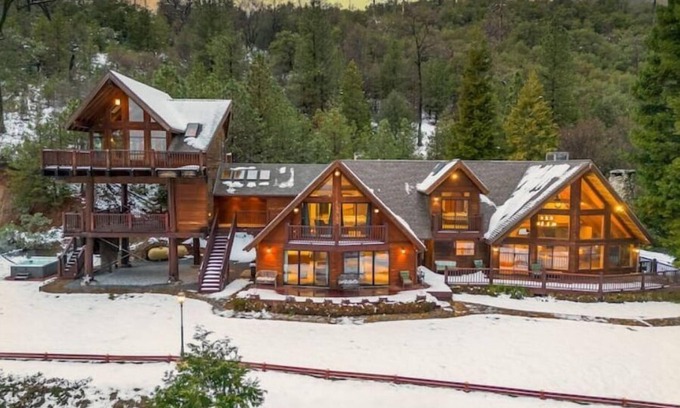 Madera County Casa | A-Frame - sleeps 20 - 2 Fire pits - 2 Hot Tubs - Putting Green