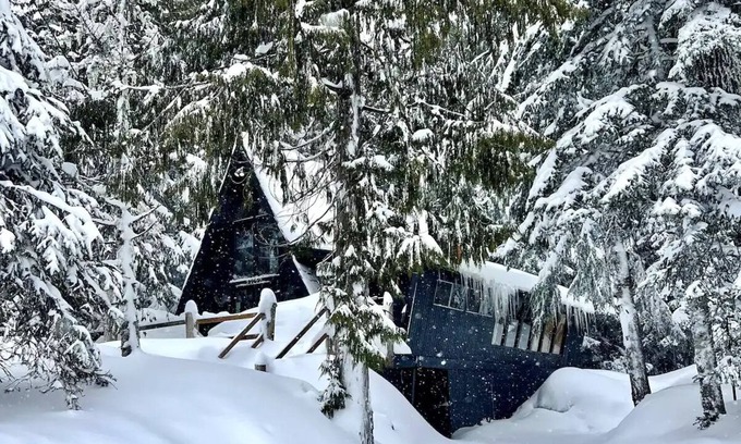 Government Camp Cabina | A-Frame with Hot Tub, Ski in/Ski out, Fiber Internet, Sleeps 13, Dog Friendly!