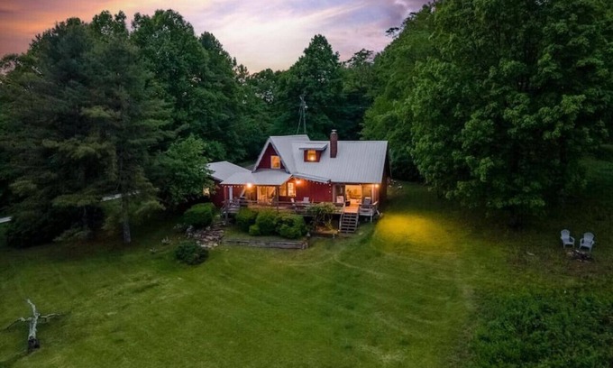 Piper Gap Casa | A-Framed View l Virginia Mountain House With View