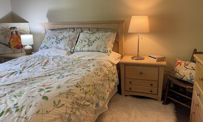 Oshkosh Apartamento | A full 2-bedroom apt with free WiFi, AC in Oshkosh- a short distance to EAA!