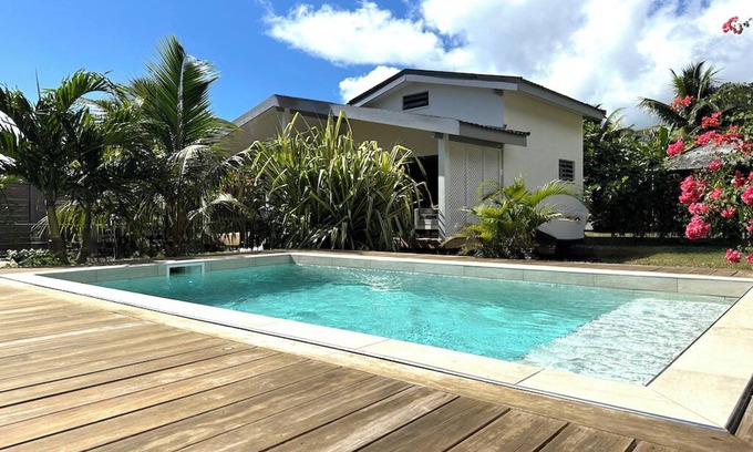 Tiahura Casa | A fully equipped modern bungalow in Moorea with a shared pool close to the sea