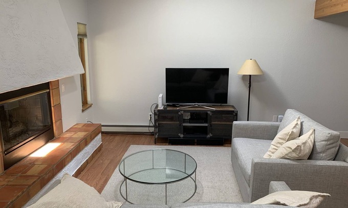 Intermountain Casa | Totalmente abastecido y remodelado 3 BR Vail Condo en una ubicación increíble!