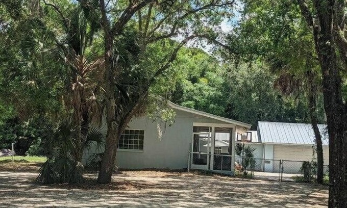 Sarasota Casa | A Gem of Country Charm close to everything