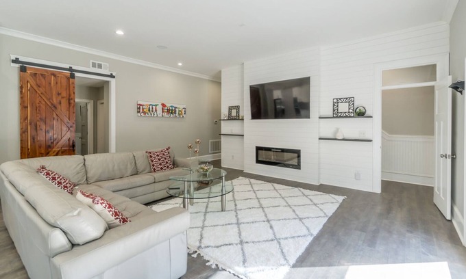 Milton Casa | A Gorgeous and Luminous modern farmhouse on 5 acres