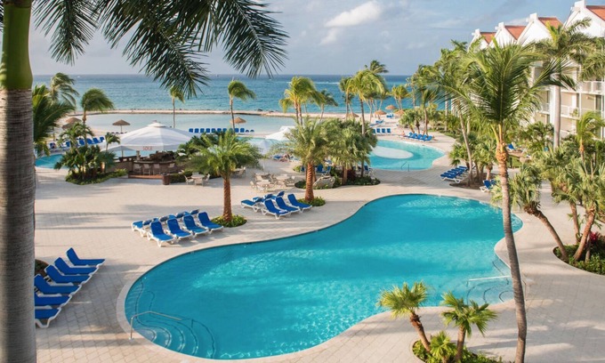 Oranjestad Condominio | Dos hermosos condominios de Oceanside conectados en el renacimiento de Aruba