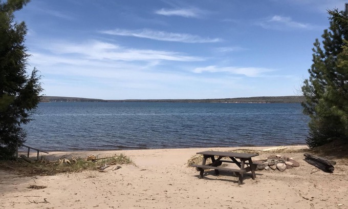 Munising Cabina | Una gran vista de la isla en una gran playa de arena, chimenea, porche filtrado.