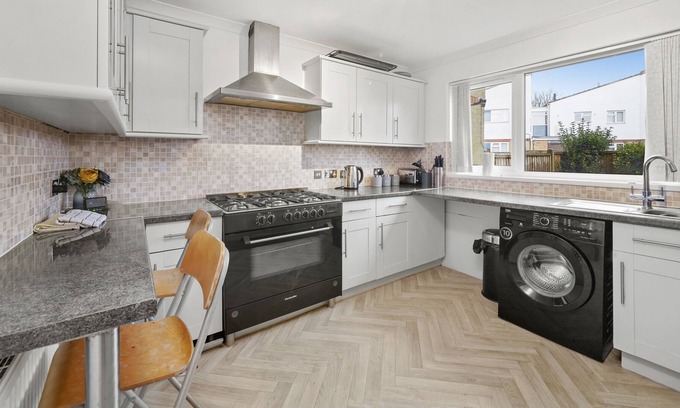 Reading Casa | A great 4 bedroom house with free street parking in Reading.
