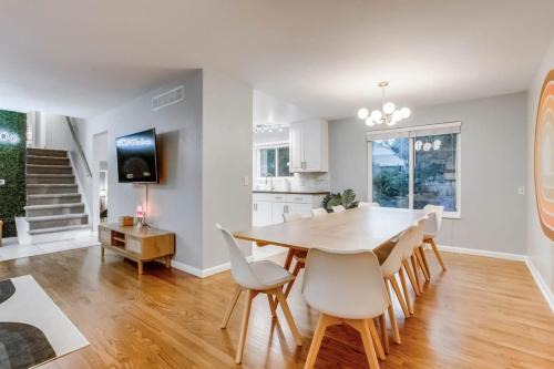 Arvada Casa | A Great Location Modern Home With A Hot Tub