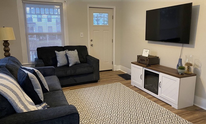 Geneva Casa | A great stay, close to Spire, GOTL, & Wineries....King Bed!