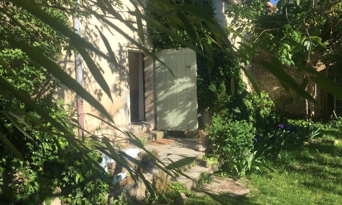 La Motte-dʼAigues Casa | Un jardín de sacerdotes en el corazón de un pueblo provenzal.
