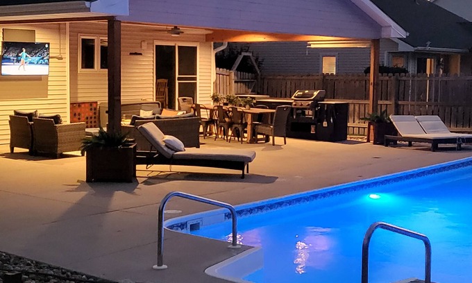 Grimes Casa | A Grimes Family Getaway near Des Moines with Seasonal Swimming Pool Sleeps 12