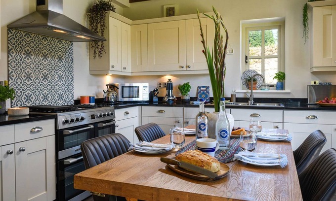 Llanerchymedd Cabaña | A ground floor bedroom that sleeps 6 guests in 3 bedrooms