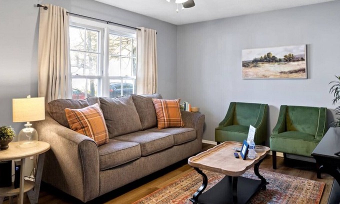 Southeast Raleigh Casa | A Happy Home in Garner