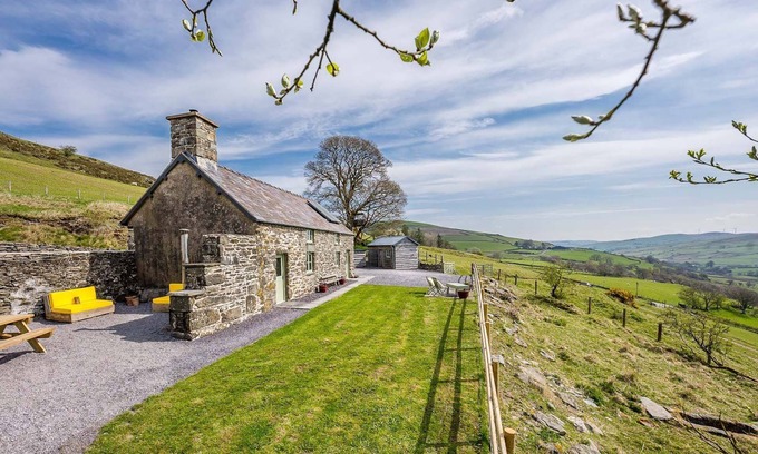 Cwmtirmynach Cabaña | A hidden gem in a remote mountain location | Pengwern