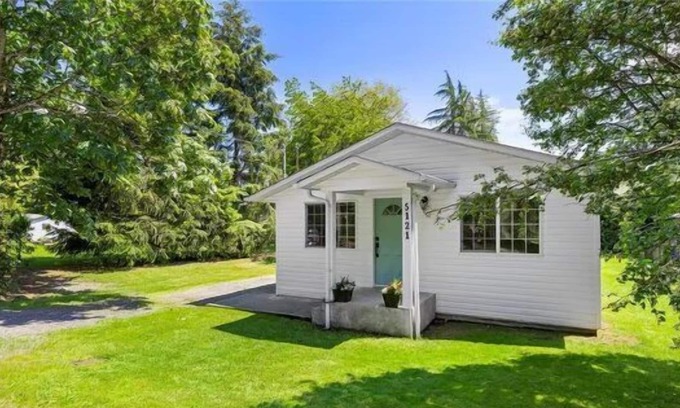 Port Alberni Casa | A Hidden Gem w/ Mountain Views & Private Garden!