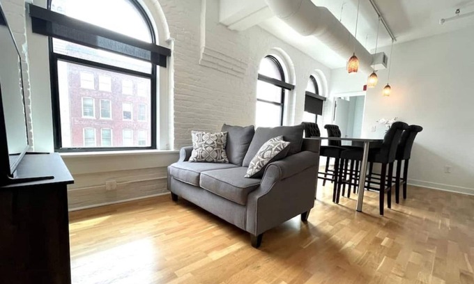 Old Market Apartamento | A historic 1,000 square foot loft in the heart of the Old Market with Howard Street view