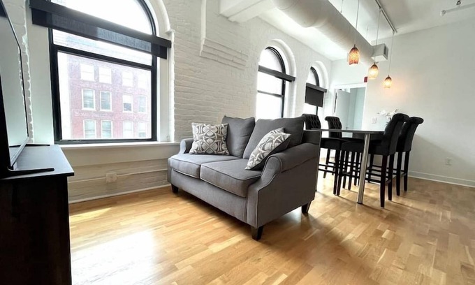 Old Market Apartamento | A historic 1,000 square foot loft in the heart of the Old Market with Howard Street view
