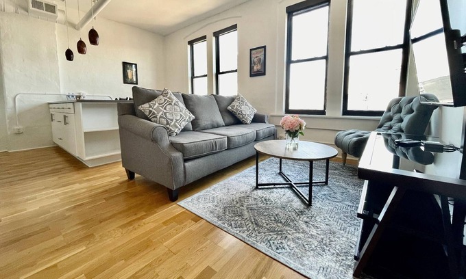 Downtown Omaha Apartamento | A historic 1,200 square foot loft in the heart of the Old Market