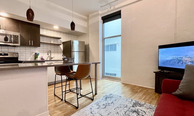 Downtown Omaha Apartamento | A historic 700 square foot Atrium loft in the heart of the Old Market