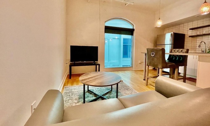 Old Market Apartamento | A historic 700 square foot Atrium loft in the heart of the Old Market