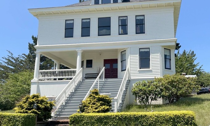 Loleta Otro | A historic Colonial Revival Farmhouse and estate overlooking Humboldt Bay